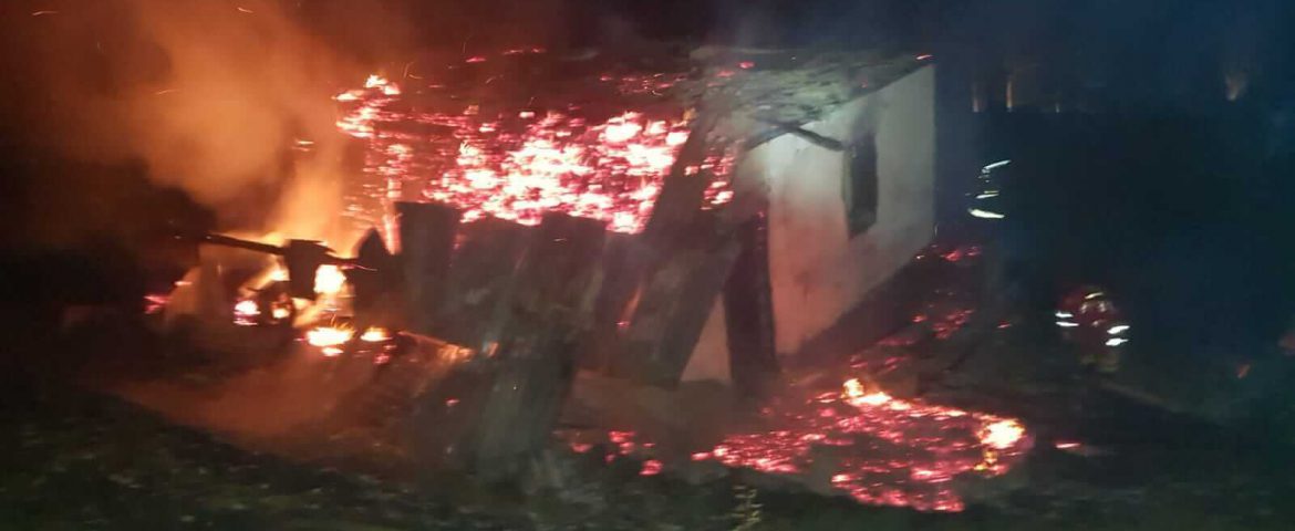 Incendiu devastator în comuna Mălini. Gospodăria unui bătrân s-a făcut scrum. Incendiu observat și anunțat de un pompier voluntar din Cornu Luncii