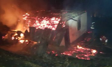 Incendiu devastator în comuna Mălini. Gospodăria unui bătrân s-a făcut scrum. Incendiu observat și anunțat de un pompier voluntar din Cornu Luncii
