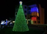 Municipiul Fălticeni intră în atmosfera sărbătorilor de iarnă. Luminițele colorate vor fi aprinse joi seara