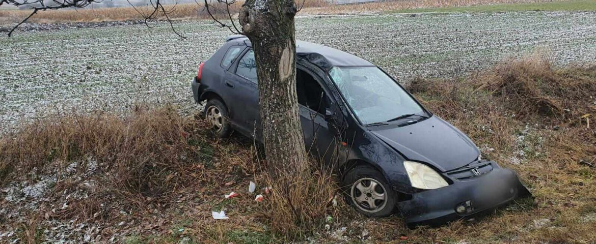 Tânără șoferiță intrată cu mașina într-un copac. Conducătoarea auto are 21 ani și este din Fălticeni