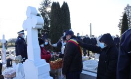 Slujbe de pomenire şi coroane de flori pentru eroii fălticeneni care şi-au pierdut viaţa în Decembrie 1989