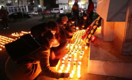 Jertfă și lumină. Sute de candele au fost aprinse la Monumentul Eroilor Revoluției din Fălticeni