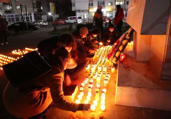 Jertfă și lumină. Sute de candele au fost aprinse la Monumentul Eroilor Revoluției din Fălticeni