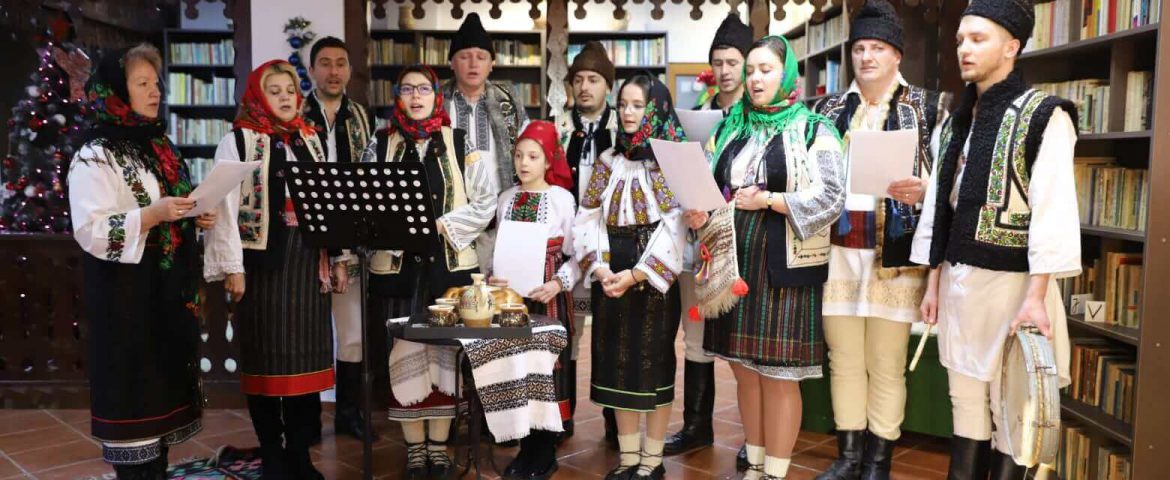 Primarul din Vadu Moldovei, directoarea școlii, preotul și câțiva tineri îi colindă pe gospodari în Ajun de Crăciun