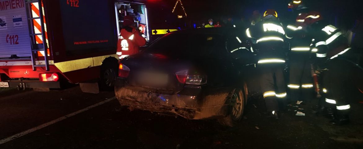 Accident grav în comuna Mălini. Șoferul unui BMW s-a izbit cu mașina într-un copac și apoi într-un cap de pod. Pasageră rămasă încarcerată