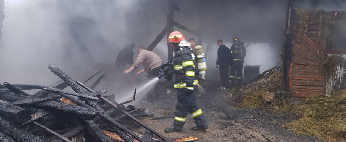 Incendiu propagat de la afumătoarea unei  gospodării din comuna Râșca. Adăpostul animalelor și depozitul de furaje s-au făcut scrum