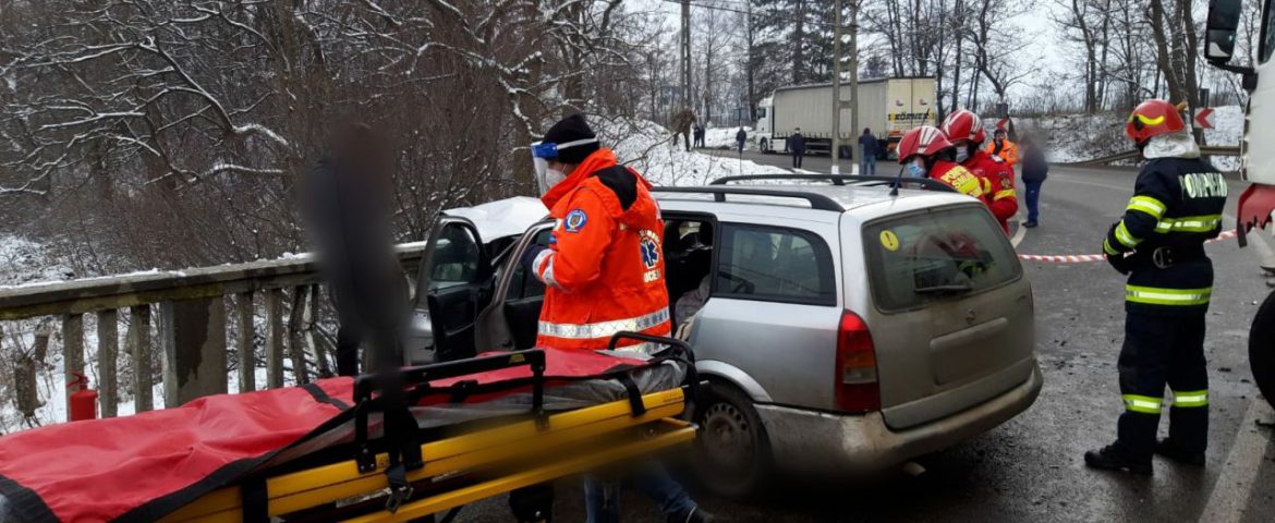 Accident rutier în Boroaia. Coliziune între un autoturism și un autotren. Trei persoane au primit îngrijiri medicale