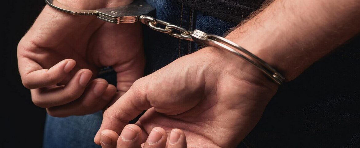 Un tânăr „șofer” din Baia va sta 30 zile în arest. În cinci luni și-a „croit” trei dosare penale la regimul rutier
