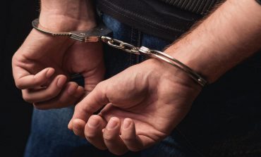 Un tânăr „șofer” din Baia va sta 30 zile în arest. În cinci luni și-a „croit” trei dosare penale la regimul rutier