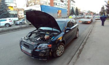 Accident rutier pe strada Sucevei. Două mașini s-au ciocnit. Autoturism ajuns pe contrasens