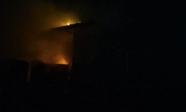 Casa unui bărbat din Cornu Luncii cuprinsă de foc în toiul nopții. Pompierii din Fălticeni, Cornu Luncii și Baia au fost trimiși să stingă incendiul