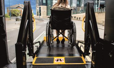 Persoanele cu dizabilități pot beneficia de vouchere pentru tehnologie asistivă