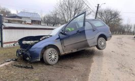 Accident în comuna Fântâna Mare. Un șofer băut s-a izbit cu mașina într-un cap de pod. Avea concentrația de alcool în sânge de 3,34 mg/l