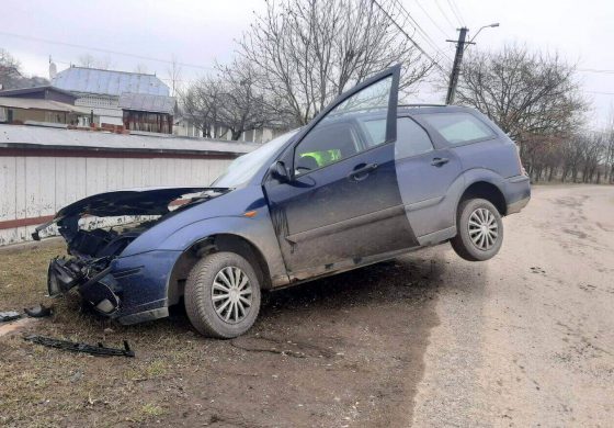 Accident în comuna Fântâna Mare. Un șofer băut s-a izbit cu mașina într-un cap de pod. Avea concentrația de alcool în sânge de 3,34 mg/l