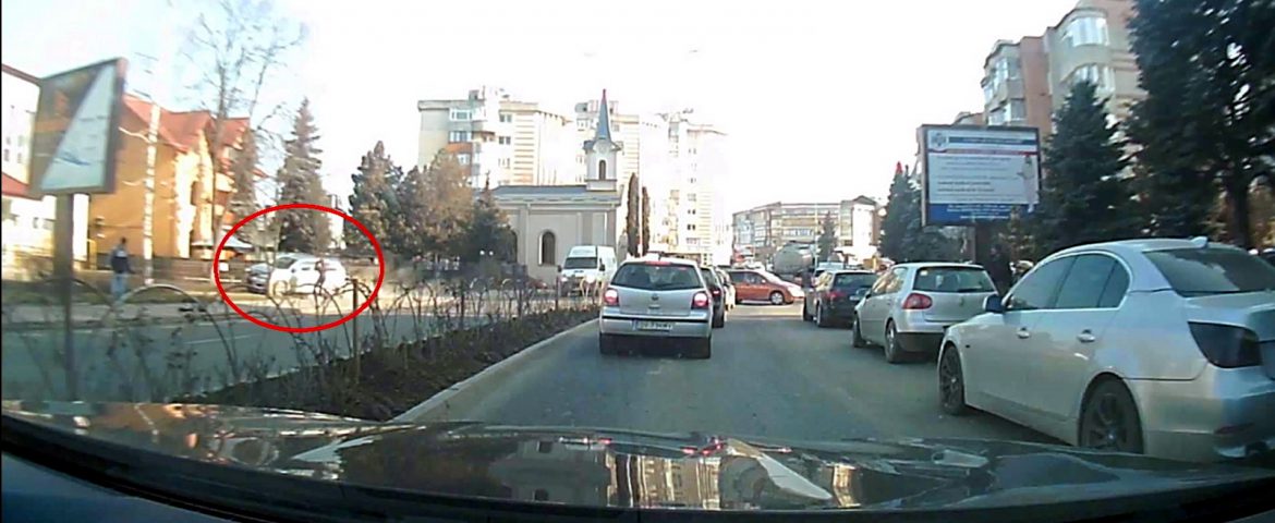 Pieton aflat la un pas de accident pe strada Sucevei. Șoferul evită impactul în timp ce mașina este pe trotuar