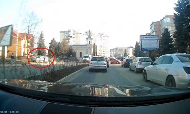 Pieton aflat la un pas de accident pe strada Sucevei. Șoferul evită impactul în timp ce mașina este pe trotuar