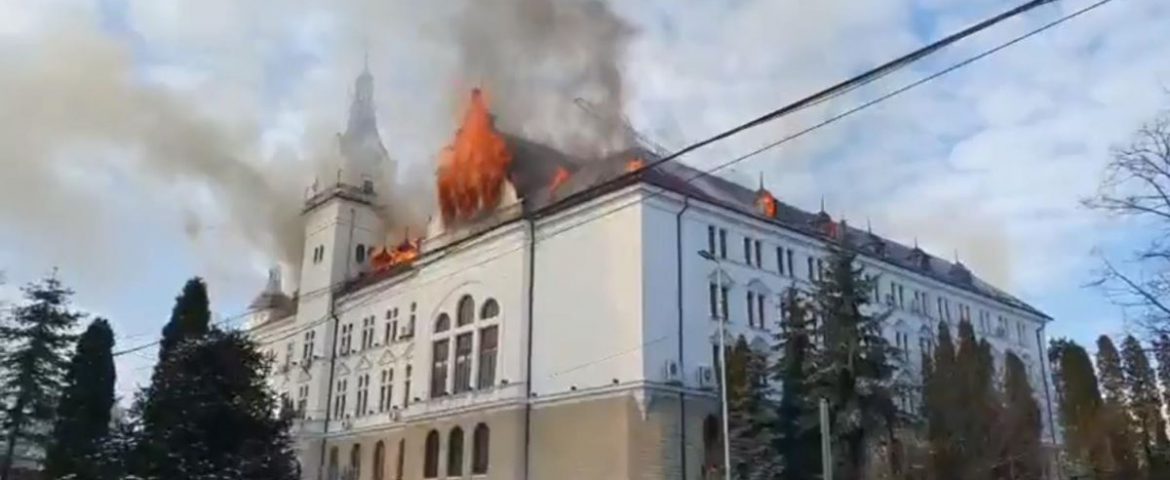 Incendiu puternic la acoperișul Palatului Administrativ din Suceava. Flăcările au fost stinse după aproape șapte ore
