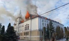 Incendiu puternic la acoperișul Palatului Administrativ din Suceava. Flăcările au fost stinse după aproape șapte ore