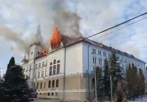 Incendiu puternic la acoperișul Palatului Administrativ din Suceava. Flăcările au fost stinse după aproape șapte ore