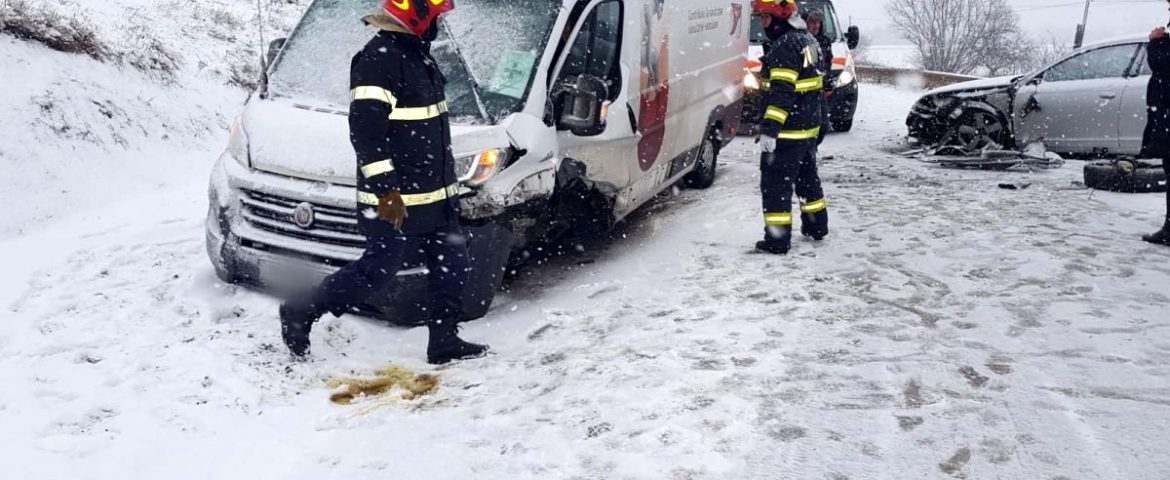 Accident rutier la ieşirea din Fălticeni spre Preuteşti. Trei persoane au fost transportate la spital
