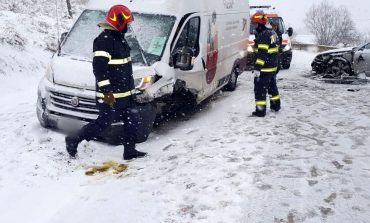 Accident rutier la ieşirea din Fălticeni spre Preuteşti. Trei persoane au fost transportate la spital