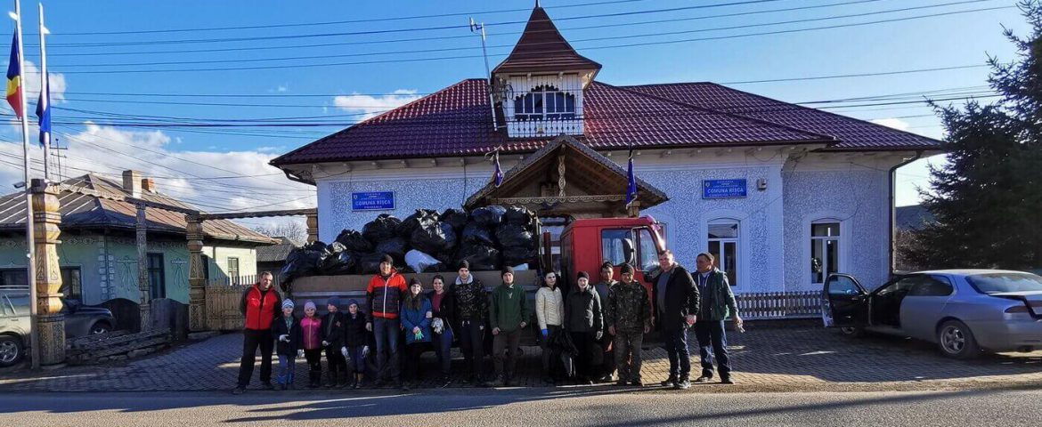 Curățenie generală în Comuna Râșca. Primarul și un grup de voluntari au început campania de ecologizare