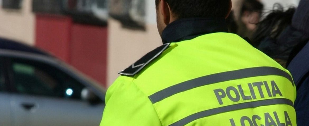 Cinci tineri din Vadu Moldovei au fost amendați de Poliția Locală Fălticeni. Unul dintre ei avea un pumnal tip box