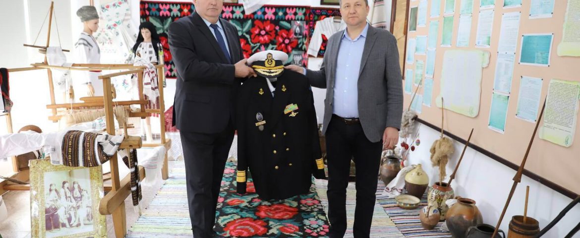Primul amiral al Comunei Boroaia și-a donat uniforma de serviciu. Ținuta este expusă în muzeul satului natal
