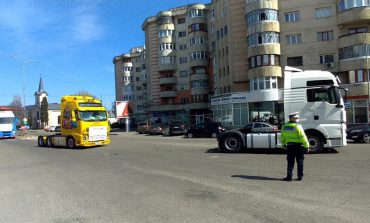 Zeci de camioane au traversat Fălticeniul în sunetul claxoanelor. Transportatorii suceveni protestează față de lipsa autostrăzilor din Bucovina și Moldova
