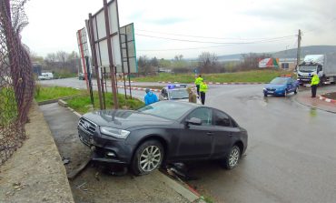 Accident în Fălticeni. Un tânăr s-a oprit cu mașina lângă zidul din sensul giratoriu. Roțile față au ajuns pe trotuar