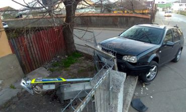 Un tânăr din Fălticeni s-a oprit cu mașina în gard. Șoferul l-a evitat pe un începător care nu i-a acordat prioritate