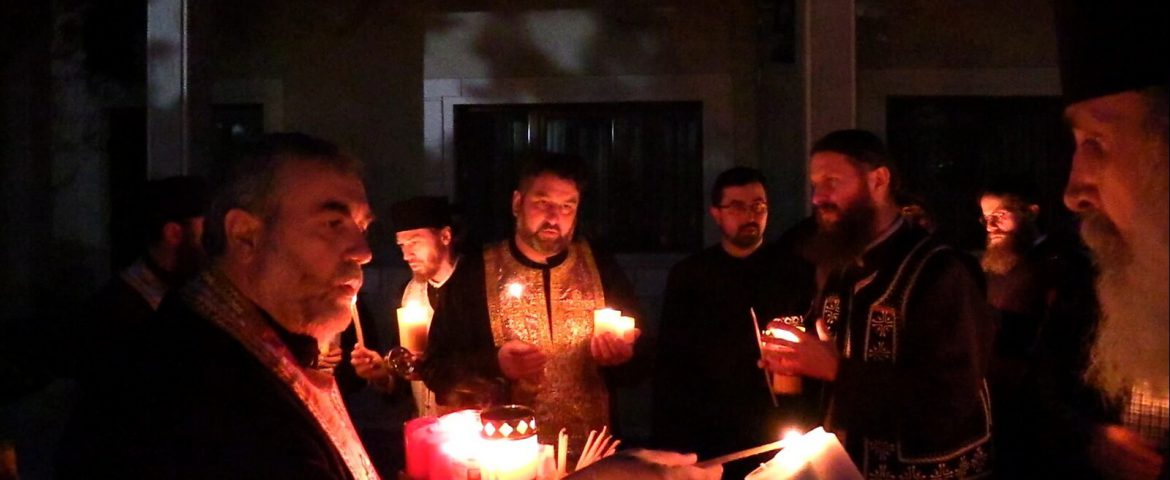 Binecuvântare în noaptea de Înviere. Preoții din Protopopiatul Fălticeni au primit Lumina Sfântă