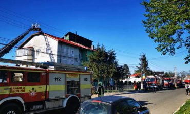 Incendiu declanșat la un bloc din centrul Comunei Boroaia. Intervenție cu șapte autospeciale
