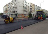 Au început lucrările pentru plombarea drumurilor din Fălticeni. Șapte străzi vor fi modernizate integral