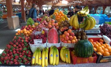 Fructele sezonului de vară au apărut în piața din Fălticeni. Cireșele s-au vândut și cu 100 de lei kilogramul