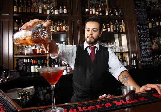 Echipa noastră se mărește! Pensiunea Iristar angajează ospătar și barman. Condiții excelente!