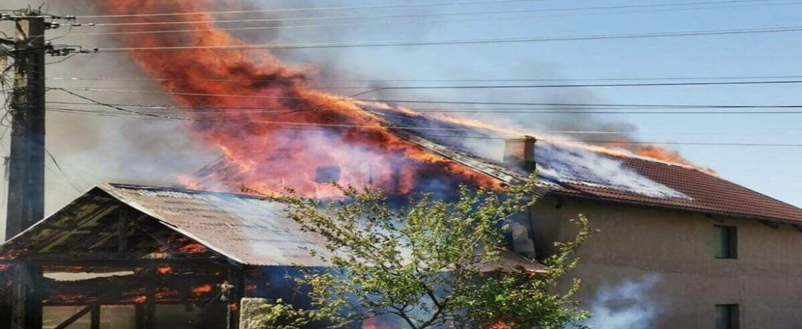 Incendiu puternic în comuna Dolhești. Au ars acoperișul unei case și un garaj. Flăcările s-au extins la trei locuințe
