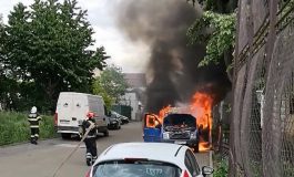 Incendiu la un autovehicul parcat lângă sinagoga din Fălticeni. Flăcările au distrus mare parte din mașină