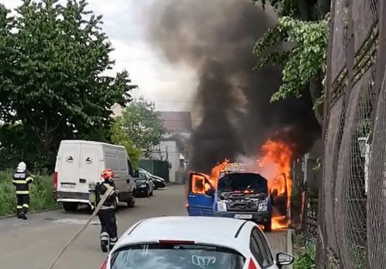 Incendiu la un autovehicul parcat lângă sinagoga din Fălticeni. Flăcările au distrus mare parte din mașină