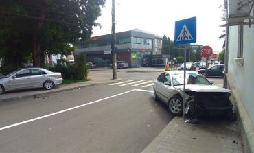 Accident rutier în Fălticeni. Două mașini s-au tamponat lângă spital. Un autoturism s-a oprit într-un copac