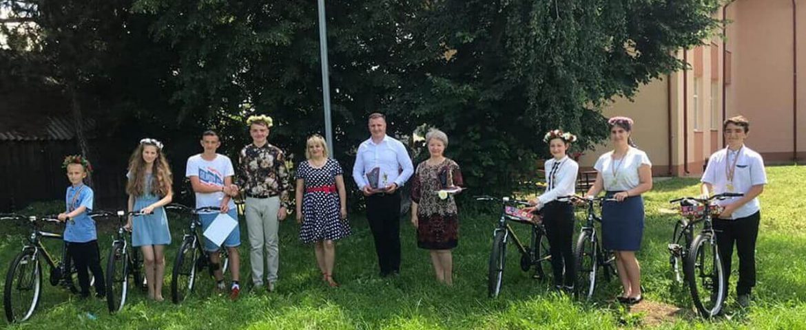 Elevii merituoși din Comuna Vadu Moldovei au fost recompensați cu biciclete, cărți și medalii
