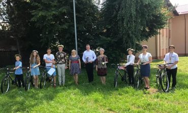 Elevii merituoși din Comuna Vadu Moldovei au fost recompensați cu biciclete, cărți și medalii