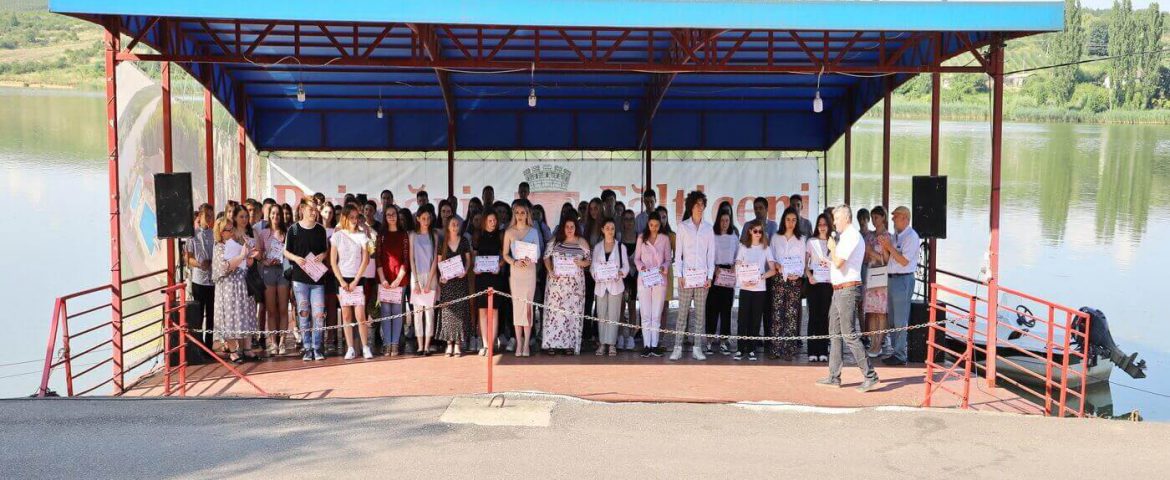 Primăria și Consiliul Local Fălticeni i-au premiat pe absolvenții cu cele mai bune rezultate la Evaluarea Națională și la Bacalaureat