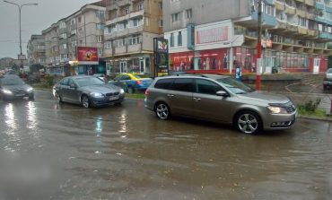 Ploile abundente au creat probleme minore în Fălticeni. Șuvoaiele au format acumulări de apă pe străzi
