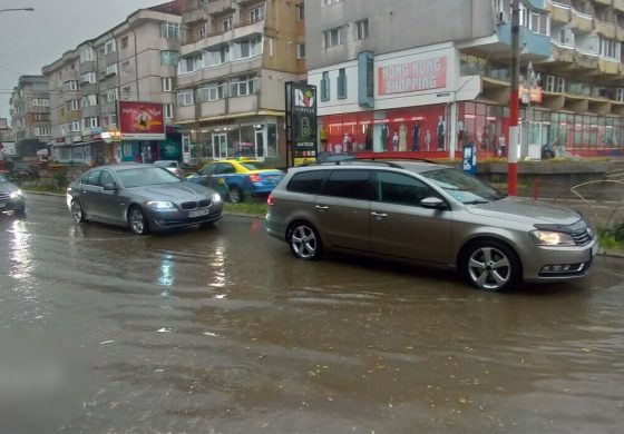 Ploile abundente au creat probleme minore în Fălticeni. Șuvoaiele au format acumulări de apă pe străzi