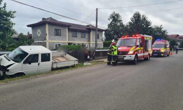 Accident rutier pe raza comunei Mălini. Un autovehicul s-a izbit într-un arbore de pe marginea drumului