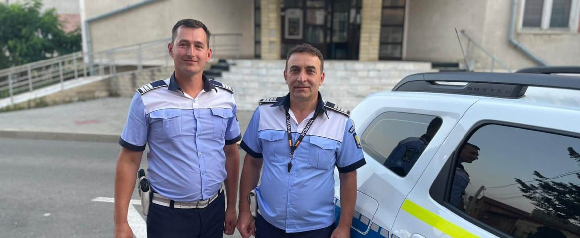 Un polițist din Fălticeni este eroul zilei. Agentul șef Daniel Prisacaru l-a readus la viață pe un șofer care făcuse infarct. Mașina era în afara carosabilului