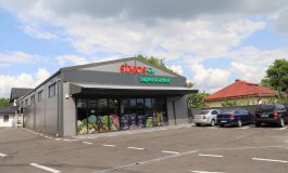Supermarket Simos inaugurează un nou magazin în comuna Cornu Luncii. Deschiderea are loc luni, 26 iulie, la ora 10. Clienții vor avea numeroase promoții