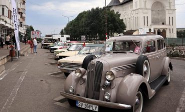 Mașinile de epocă revin la Fălticeni. Expoziția „Roți legendare” și parada retro au loc duminica viitoare