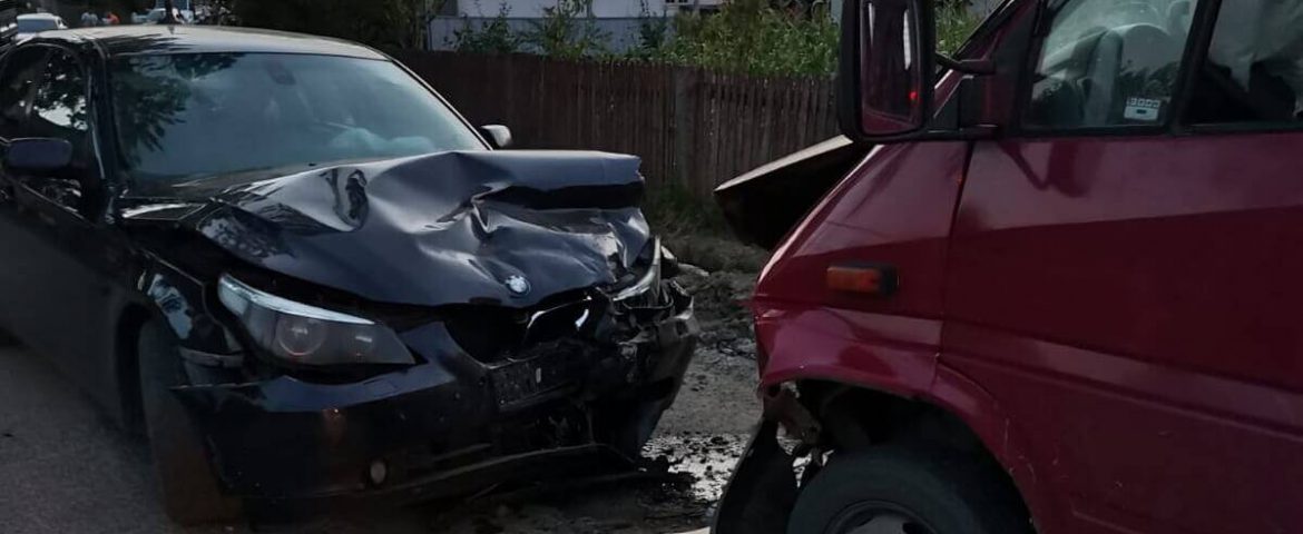 Accident rutier în comuna Baia. Un BMW și un vehicul de transport marfă s-au tamponat frontal